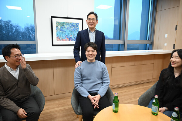 10일 서울 서초구 우면동 삼성리서치를 방문한 이재용 삼성전자 회장이 연구원들과 간담회를 가진 뒤 기념 사진을 촬영하고 있다. 사진=삼성전자