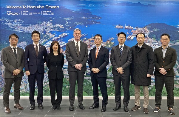 정승균 한화오션 특수선 해외사업단장(오른쪽 네번째), 닉 하인 밥콕 인터내셔널 국제 부문 총괄(오른쪽 다섯번째) 등 양사 관계자들이 시흥R&D캠퍼스를 방문하고 글로벌 잠수함 시장 주도권 확보를 위한 협력 강화 방안을 협의했다. 사진=한화오션