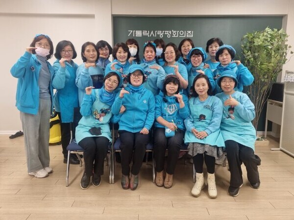 영웅시대 밴드의 쪽방촌 도시락 봉사. 사진=영웅시대