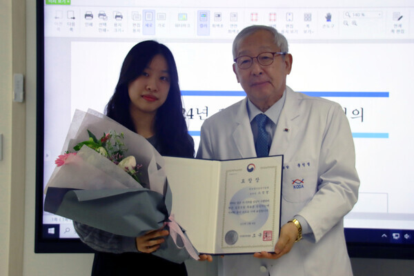 좌측부터 2023년 혁신 공공조달 유공자 수상자 한국장기조직기증원 소정영, 문인성 원장. 사진=한국장기조직기증원