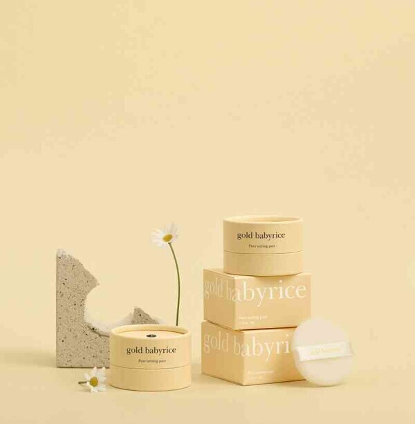 중앙대학교 학생들로 구성된 스타트업 창업팀 ‘금싸라기’가 ‘아기쌀 퓨어 세팅 팩트’ 와디즈 펀딩 수익금의 일부를 동작 복지 재단을 통해 기부했다. 사진=금싸라기