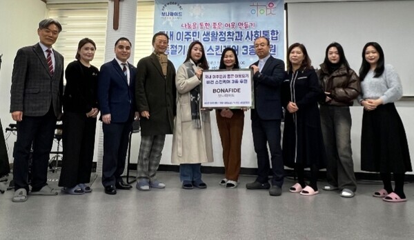 K-뷰티 사회공헌협회 차현승 회장, 한승희 회장, 이상덕 고문, 박외숙 이사 외 회원들과 하이웃이주민센터 김조훈 센터장이 나눔캠페인을 펼치고 있다. 사진=K-뷰티 사회공헌협회