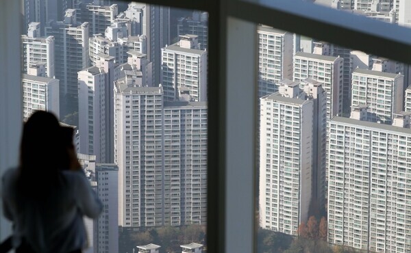 서울 송파구 롯데월드타워 서울스카이에서 아파트 단지가 내려다보이고 있다. 사진 = 뉴시스