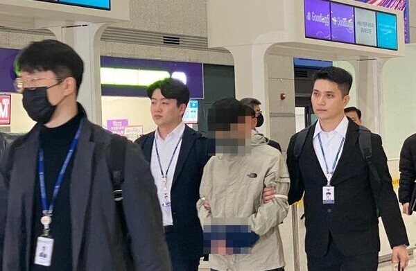 국민건강보험공단에서 46억원을 횡령하고 해외로 도주한 국민건강보험공단 재정관리팀장 A(45)씨가 17일 현지 인천국제공항을 통해 국내로 강제송환됐다. (사진=경찰청)