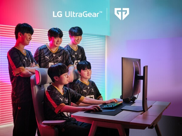 젠지e스포츠 리그오브레전드 선수단이 LG 울트라기어 게이밍 모니터를 체험하고 있다. 사진=LG전자