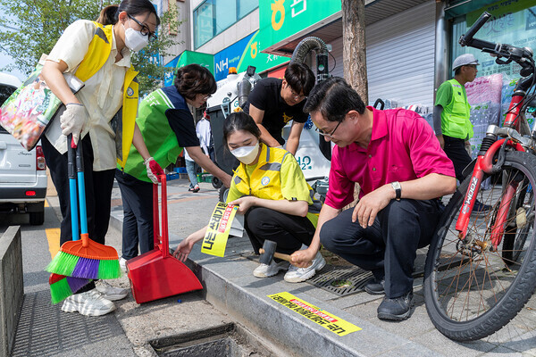 '환경정화 플로킹' 활동모습. 사진=영등포구