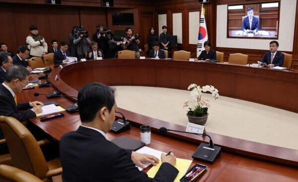 최상목 경제부총리 겸 기획재정부 장관이 지난 16일 오전 서울 종로구 정부서울청사에서 제1차 비상경제장관회의 겸 물가관계장관회의를 하고 있다. 사진 = 뉴시스