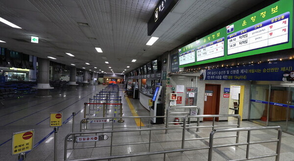 서해상에 풍랑주의보가 내려진 21일 오전 인천 중구 인천항 연안여객터미널 운항 안내 전광판에 통제를 알리는 문구가 나오고 있다. 사진=뉴시스