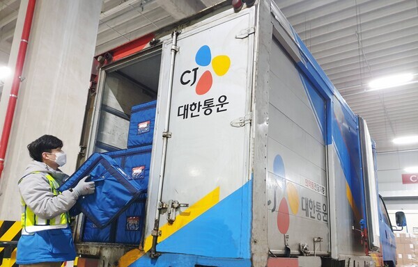 의약품이 담긴 특수 컨테이너가 CJ대한통운 의약품전담차량에 실리고 있다. 사진=CJ대한통운
