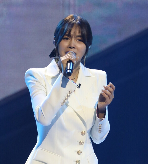 중저음의 매력적인 보이스가 주무기인 조정민이 국민가요인 김수희의 ‘애모’를 열창하고 있다.사진=루체엔터테인먼트