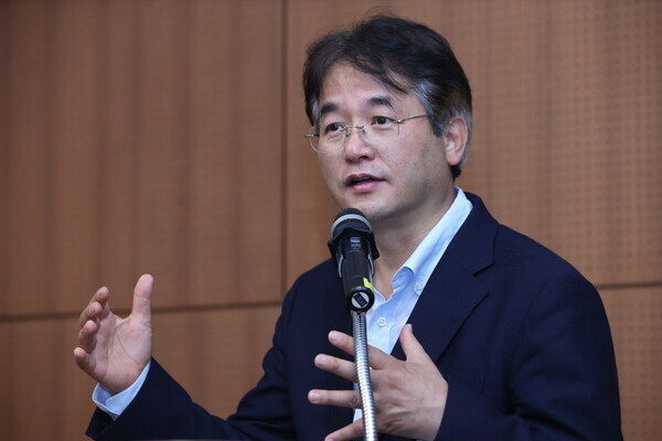 이동환 고양시장이 지난해 10월 12일 백석 업무빌딩에서 열린 자유로 지하화 정책토론회에서 자유로 지하화 비전을 설명하고 있다. 사진=고양시