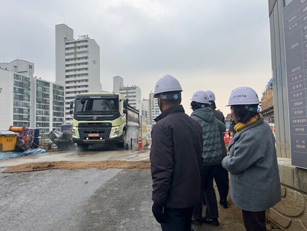 제5차 계절관리제 기간 중 민·관 합동 점검에 참여한 구민들이 토사 운반 차량에 대한 세륜 작업 실시 여부를 점검하고 있다. 사진=구로구청