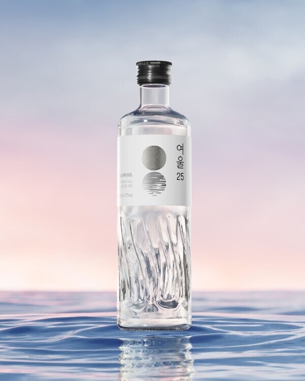 롯데칠성음료가 증류식 소주 '여울'을 새롭게 내놓는다. 사진=롯데칠성음료
