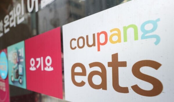 서울의 한 음식점 앞에 배달앱 3사 스티커가 붙어있다. 사진 = 뉴시스