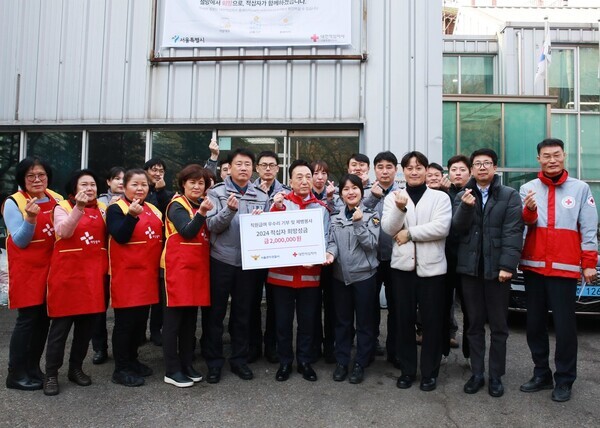 서울 관악경찰서 직원 일동이 급여 우수리를 모아 적십자 희망성금을 전달했다. 사진은 박민영 관악경찰서장(보드판 왼쪽)과 김철수 대한적십자사 회장(보드판 오른쪽) 및 관계자들. 사진=대한적십자사 서울특별시지사.