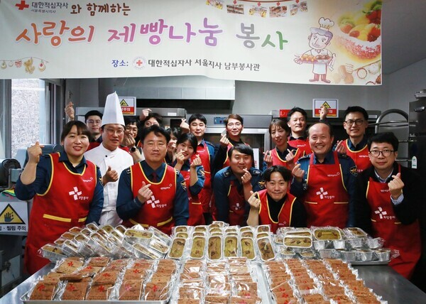 대한적십자사 사랑의 제빵나눔 봉사에 동참한 박민영 서울 관악경찰서장과 직원 일동. 사진=대한적십자사 서울특별시지사.