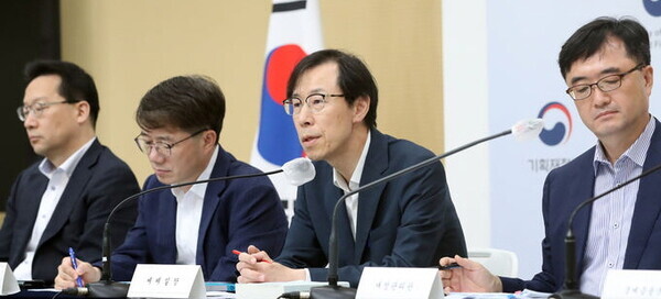 정정훈 기획재정부 세제실장이 작년 9월18일 세종시 정부세종청사에서 202년 국세수입에 대한 재추계 결과, 국세 수입은 예산(400.5조원) 대비 59.1조원 부족한 341.4조원으로 전망된다고 밝히고 있다. 사진=뉴시스