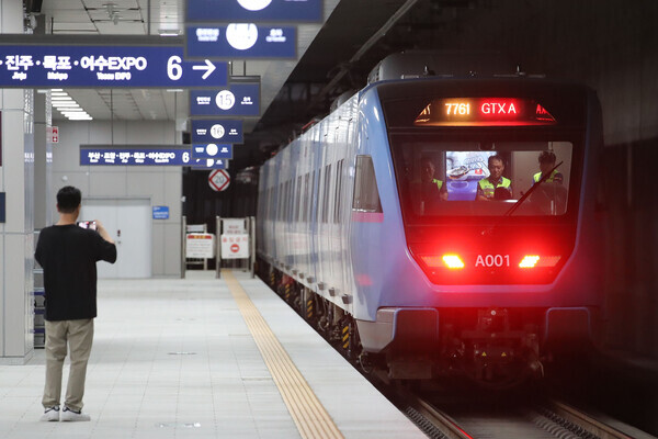 강남구 수서역 SRT 승강장에서 GTX-A 철도차량이 동탄 구간까지 시운전 되고 있다. 사진= 뉴시스