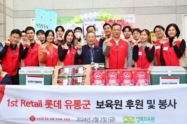 지난 2일 서울 관악구 상록보육원에서 봉사활동에 참여한 김상현 롯데 유통군 총괄 부회장(앞줄 오른쪽에서 세번째)과 유통군 임직원. 사진=롯데