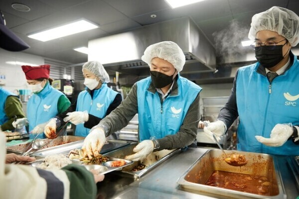 경기 성남의 노숙인 무료 급식소 '안나의집'에서 허희수 SPC그룹 부사장(가운데)과 임직원이 배식 봉사활동을 하고 있다. 사진=SPC