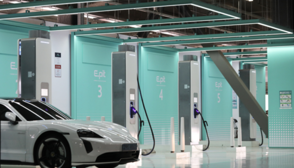 서울 용산구 서울역 전기차 충전소에 한 전기차량이 충전하고 있다. 사진=뉴시스