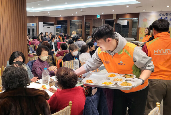 현대건설 임직원들의 종로구 경로 행사 봉사 현장. 사진=현대건설