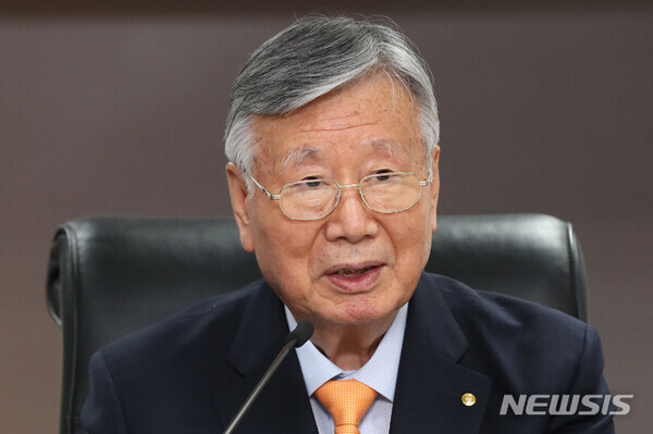 부영그룹이 5일 2021년 이후 태어난 직원 자녀에게 현금 1억원을 지급하는 파격적인 출산장려책을 발표했다. 사진은 말하는 이중근 회장의 모습. 사진= 뉴시스