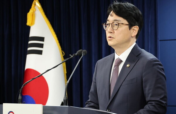 심우정 법무부 장관 직무대행이 6일 오전 서울 종로구 정부서울청사에서 경제인 5명·정치인 7명이 포함된 2024년 설 특별사면 브리핑을 하고 있다. 사진=뉴시스