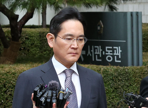 이재용 삼성전자 회장이 5일 서울 서초구 서울중앙지방법원에서 열린 재판에서 무죄 판결을 받은 뒤 청사를 나서고 있다.  사진=뉴시스