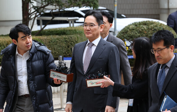 이재용 삼성전자 회장이 5일 서울 서초구 서울중앙지법에서 열린 재판에 출석하고 있다. 사진=뉴시스