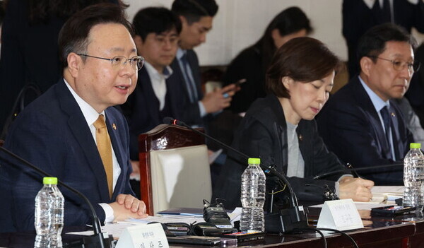 조규홍 보건복지부 장관이 6일 서울 종로구 정부서울청사에서 열린 2024년 제1차 보건의료정책심의위원회(보정심)에 참석해 발언하고 있다.이날 보정심에서는 19년간 3058명으로 동결된 의과대학 입학정원 증원 규모를 심의·의결할 예정이다. 사진=뉴시스