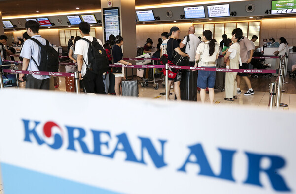 서울 강서구 김포국제공항 국내선 대한항공 창구에서 여행객들이 탑승수속을 하고 있다. 사진=뉴시스