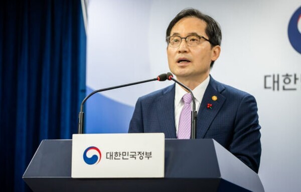 공정거래위원회에서 한기정 공정거래위원장이 플랫폼법 관련 브리핑을 하는 모습. 사진=공정거래위원회