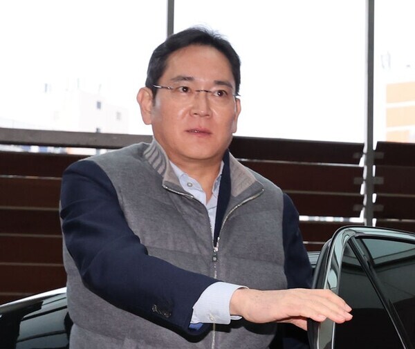 이재용 삼성전자 회장이 6일 서울김포비즈니스항공센터를 통해 아랍메미리트연합(UAE)으로 출국하고 있다. 사진=뉴시스