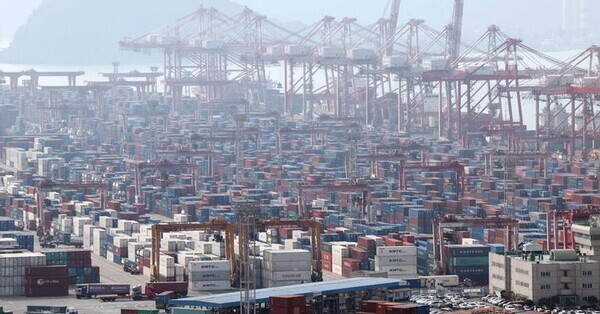 해양수산부는 지난해 전국 항만 컨테이너 물동량이 전년 대비 4.6% 증가한 3014만TEU를 기록해 역대 최대치를 달성했다고 지난달 29일 밝혔다. 이날 부산 남구 신선대 부두 야적장에 컨테이너가 가득 쌓여 있다. 사진=뉴시스
