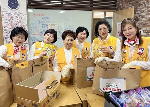 적십자봉사원들이 설을 맞이해 취약계층에 전달할 KGC인삼공사 효배달 캠페인 후원물품을 포장하고 있다. 사진=대한적십자사 서울특별시지사.
