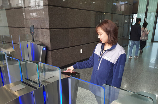 포스코이앤씨는 국내 건설사 최초로 모바일 사원증을 도입하고 업무환경 디지털혁신에 나섰다. 사진은 포스코이앤씨 직원이 모바일 사원증으로 인천 송도 사옥을 출입하고 있는 모습. 사진=포스코이앤씨