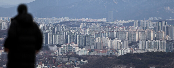 수도권에 최근 GTX와 신생아 특례 대출 등 호재가 잇따르면서  지난해 4분기 들어 거래량이 말라가던 아파트 시장이 회복세를 보이고 있는 반면 청약시장이 수도권에 몰리면서 지방시장과의 극심한 양극화 현상을 보이고 있다. 사진은 21일 서울 중구 남산에서 도심 아파트의 모습.