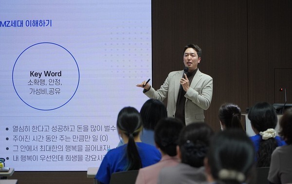간호사연구소 한동수 대표가 세대별 특징을 통해 신규간호사에게 소통하는 방법을 강연하고 있다. 사진=간호사연구소