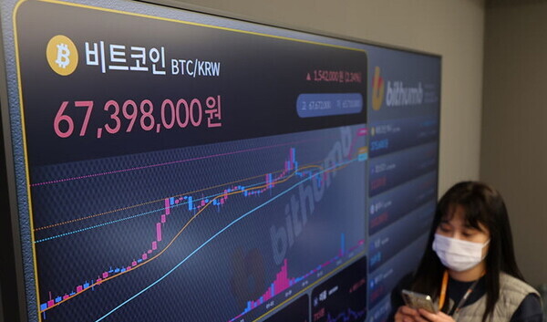 비트코인이 5만 달러를 돌파해 거래를 이어가고 있는 13일 서울 강남구 빗썸 고객지원센터 전광판에 6,700만 원을 돌파한 비트코인 시세가 보이고 있다. 비트코인 가격은 지난해 4분기 60% 가까이 상승, 4만 2,000달러를 넘겨 새해를 맞은 바 있다. 사진=뉴시스