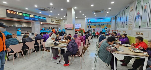 부산영웅시대 '스터디하우스'의 나눔봉사 활동. 사진=영웅시대