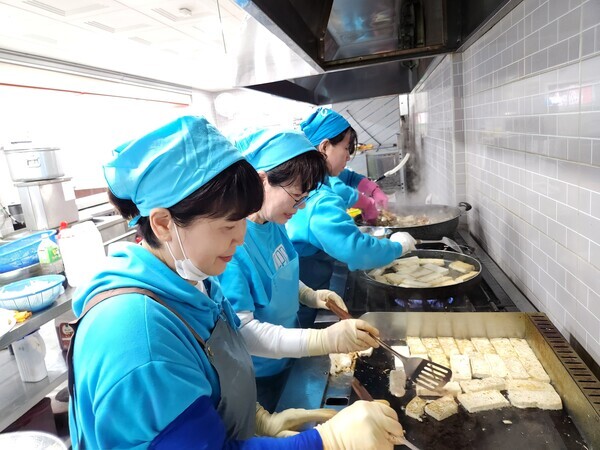 부산영웅시대 '스터디하우스 '는 32차 정기 후원 과 도시락 나눔 봉사를 했다. 사진=영웅시대