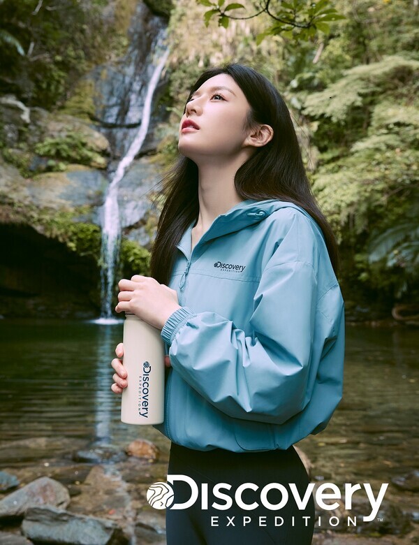 디스커버리 익스페디션 고윤정 여성 크롭 아웃도어 자켓 화보.사진=디스커버리 익스페디션