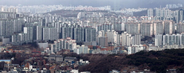 한국토지주택공사(이하 LH)가 올해 공공주택 공급 확대를 위한 13조원 규모의 채권을 발행한다. 사진은 5일 서울 중구 남산에서 바라본 아파트 모습. 사진=뉴시스