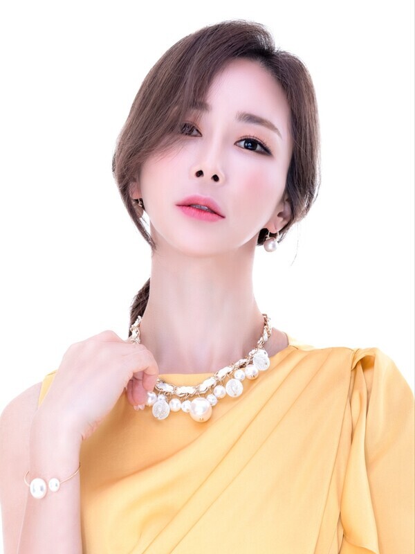 오는16일 정오 신곡'맨발로' 음원 발매를 할 예정인 가수 배진아. 사진=배진아