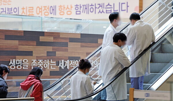 대한전공의협의회가 서울의 5대 대형 병원(서울대·서울아산·세브란스·삼성서울·서울성모병원) 전공의 전원이 19일까지 사직서를 제출키로 했다고 밝혔다. 지난 16일 서울의 한 대학병원에서 의료진이 이동하는 모습. 사진=뉴시스