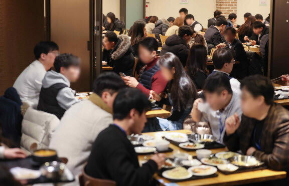 구내식당에서 식사를 하고 있는 직장인들. 사진=연합