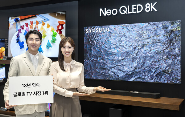 삼성전자 모델이 삼성전자의 TV 제품을 소개하는 모습. 사진=삼성전자