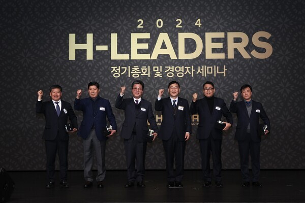 현대건설은 지난 16일 윤영준 사장과 주요 경영진을 비롯해 242개 협력사 대표가 참석한 가운데 ‘H-Leaders 정기총회 및 경영자 세미나’를 개최했다고 19일 밝혔다. 사진은 H리더스 정기총회 및 경영자 세미나 시상식. 사진=현대건설