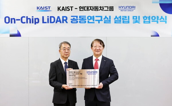 KAIST 대전 본원에서 열린 공동연구실 현판 전달식에 참가한 이종수 현대차 선행기술원장 부사장(왼쪽)과 이상엽 KAIST 연구부총장. (사진제공=현대차그룹)